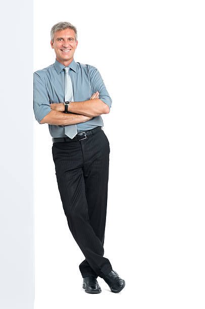 человек опирается на стену рукой. человек облокотился на руку. человек облокотился. парень облокотился на перила. мужчина опирается.