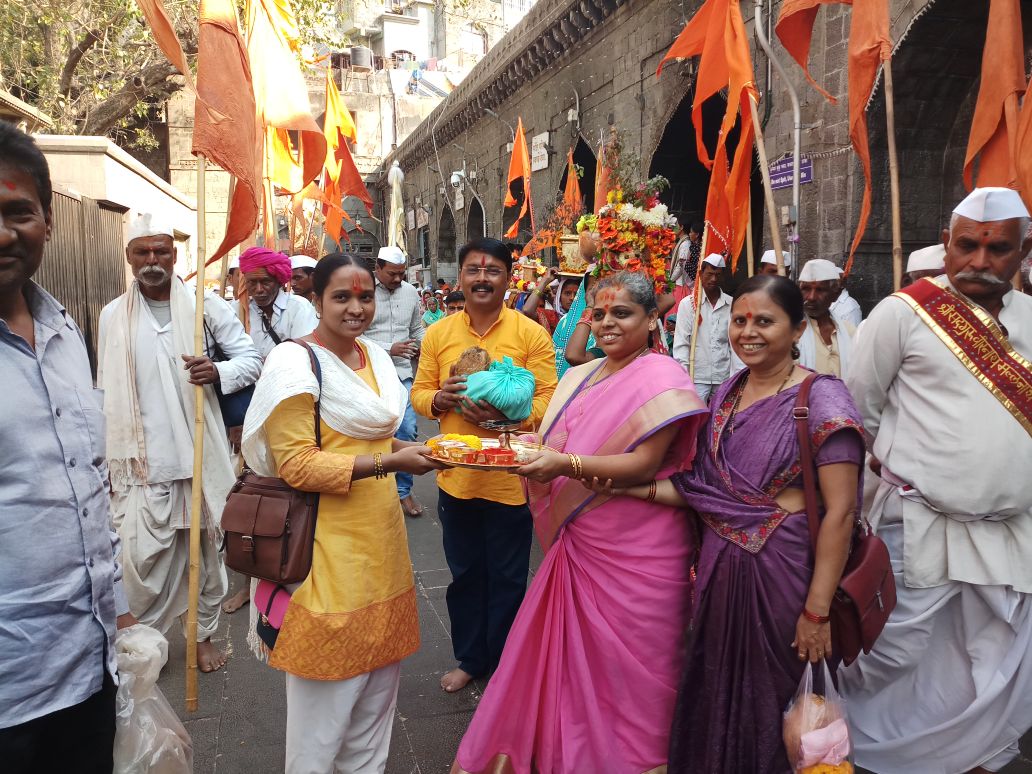 दार उघड भवानी आई दार उघड।
अधर्मचा नाश करण्या धावत ये सत्वरी ।
सोलापूरच्या सभेला आई भवानी देवीचे आशीर्वाद घेण्या साठी सनातनच्या संत सद्गुरू (कु)स्वाती खाडये यांनी साकडे घातले!!