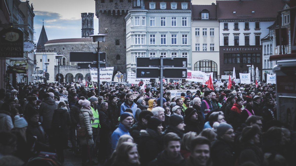 dersimonkaupert's tweet photo. Die letzte Woche hatte es in sich: Drei #Vorträge, zwei #Demo|s, mehr als 3.000 #Kilometer, fünf Liter #MioMate pro Tag, null Schlaf, viele motivierte Aktivisten. #läuft
#EinProzent #WerdeBetriebsrat #Rostock #Greifswald #Görlitz #Cottbus #CB2001 #Schnellroda #IfS https://t.co/gi8FMYNl8v