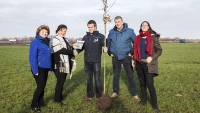 Henk Boersen van Rietdekkersbedrijf Boersen ontving vandaag uit handen van <a href="/PatriciaLoozen/">Patricia van Loozen</a> het inspiratieboekje ‘Kiezen voor een toekomstbestendig bedrijf op een streekeigen bedrijventerrein’