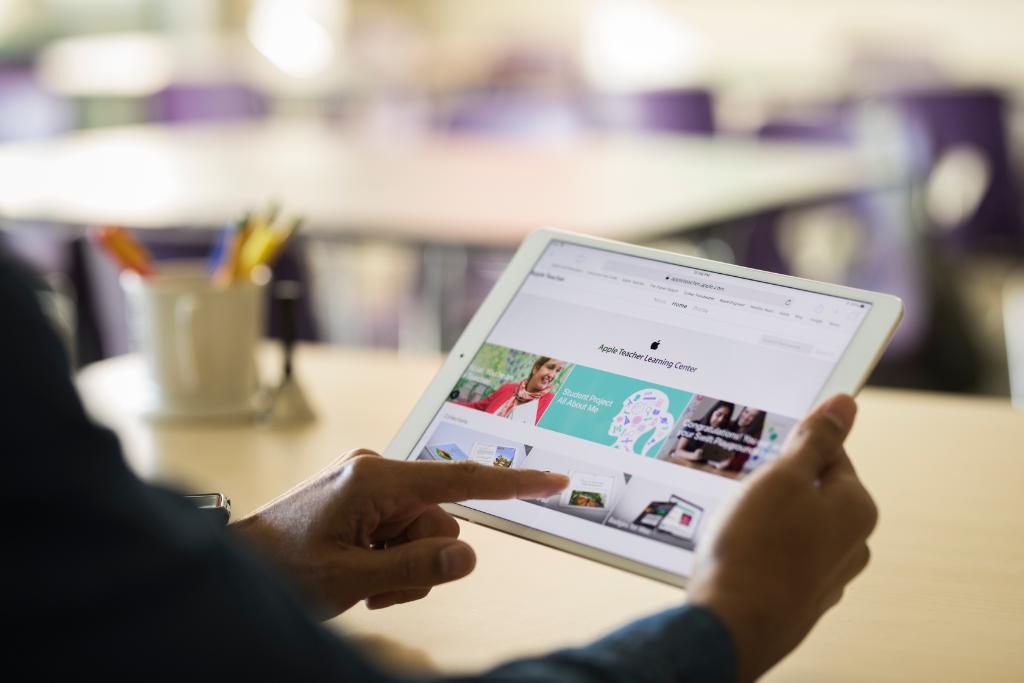 The #AppleTeacher Learning Center has free resources, news, and learning materials that help increase productivity and creativity in class ⭐️ appleteacher.apple.com