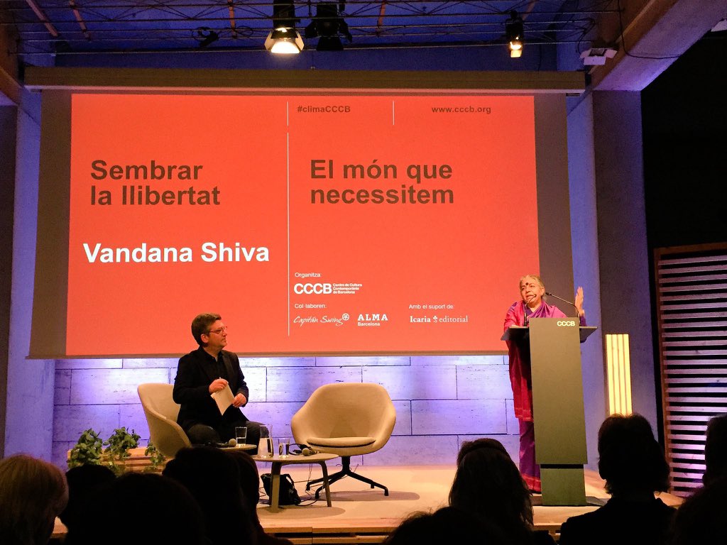maria_freiria's tweet photo. #Seguint "Sembrar la llibertat", la conferència inaugural del Debat de Barcelona 2018, a càrrec de #VandanaShiva, pensadora i activista ecofeminista, la presentat el periodista @lluisreales #climaCCCB ara al @cececebe #dones https://t.co/Vefnh7Oc88