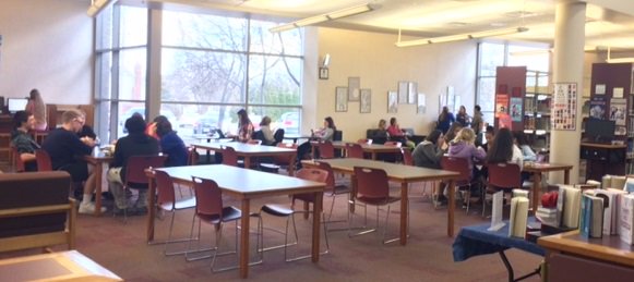 SCW_Library's tweet image. Love that the new seating options are bringing more students here during the day. A little view from lunch time today. #flexibleseating #personalizedlearningspaces #FutureReadyLibrary #SCWLib4ALL