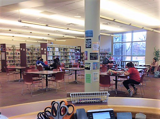 SCW_Library's tweet image. Love that the new seating options are bringing more students here during the day. A little view from lunch time today. #flexibleseating #personalizedlearningspaces #FutureReadyLibrary #SCWLib4ALL