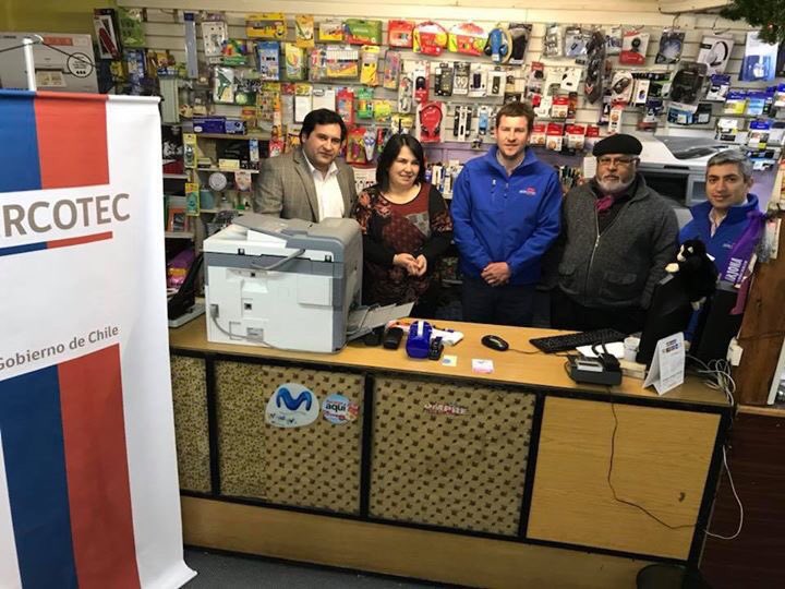 SercotecAysen's tweet photo. 📌 Avísale al Almacén de tu Barrio que el fondo #AlmacenesDeChile cierra 31 enero!
Conoce la historia en facebook Alejandra y Daniel de #CyberAlejandra de #PuertoAysén quienes con apoyo de @AlmacenesdChile ordenador su tienda y compraron un plotter, algo que no había en la cuidad https://t.co/OKHgr1WeXO