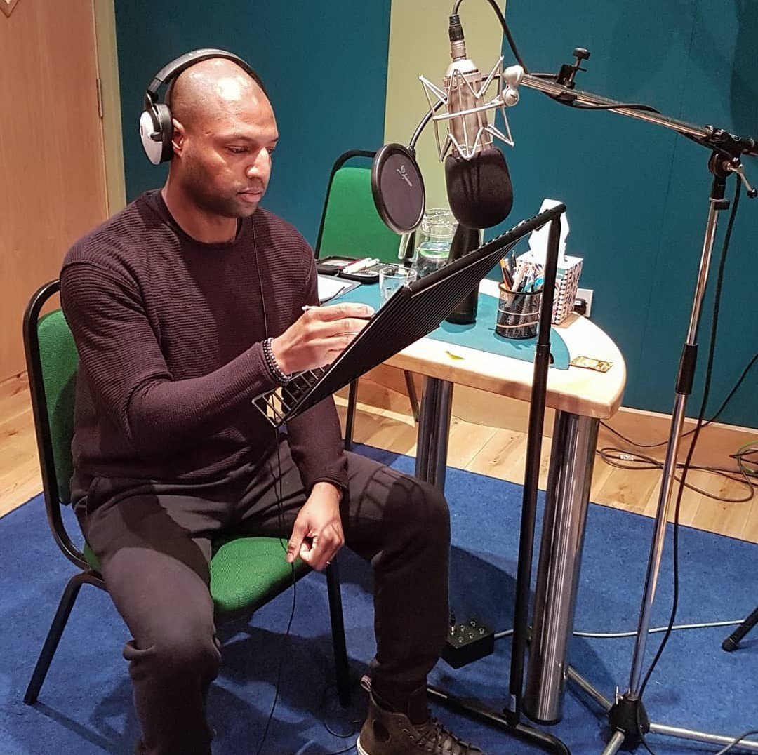 MrHume's tweet photo. Back at @The_Soundhouse studio today, finishing off recording the audiobook of @AntonMarks' novella, 'Chauffeur' for @audibleuk
•
#AntonMarks #Chauffeur #Audiobook #Audible #BlackAuthors #Voiceover #Actor #ActorsLife https://t.co/Au0ZKHt0WS