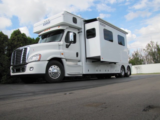 ElliottsTrailer's tweet photo. Save $5,000 on the 2017 Haulmark Edge Freightliner 17s Cascadia Chassis! Features a luxurious interior, as well as a cozy sitting area for entertainment and relaxation.. plus more! Call us at 800.766.1886 for more details! #2017 #haulmarktrailers #savebig #elliottscustomtrailers https://t.co/IsRqlOWLNV