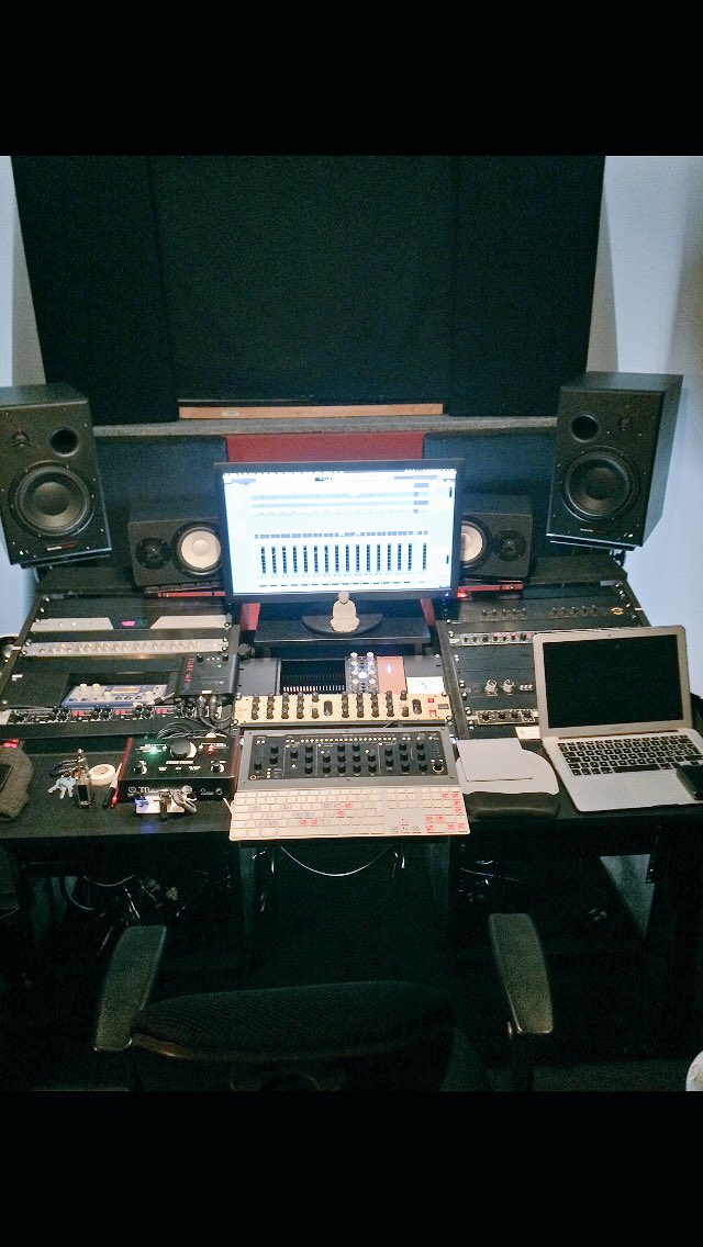 nickzaraOF's tweet photo. Had such a beautiful moment recording new things here at “Shinè Recording Studio” - new songs guyssss https://t.co/wEVWv0QzJF