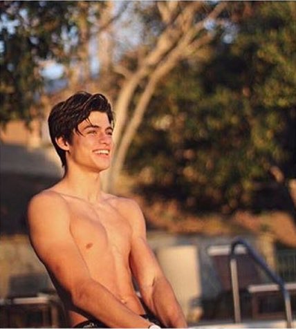 guycrave's tweet photo. HIS SMILE GOD DAMN https://t.co/TwLLi4MG0r