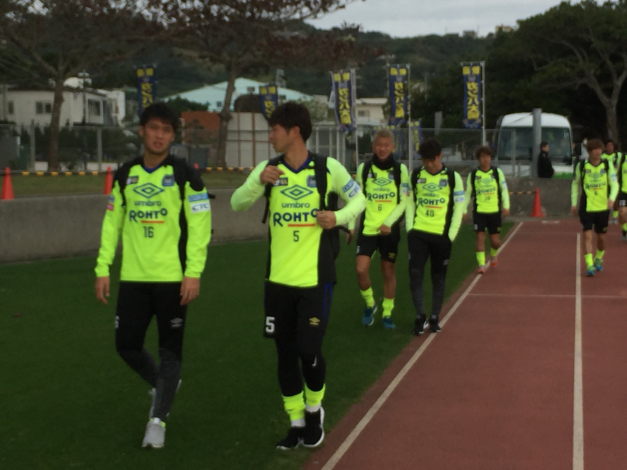 ガンバ大阪オフィシャル 練習場にチームが到着 撮影に気付いた三浦選手が野田選手に何か言っていたようで 二人ともカメラ目線をくれました ガンバ大阪 Gambaosaka 中城村キャンプ T Co Emokze6lez Twitter