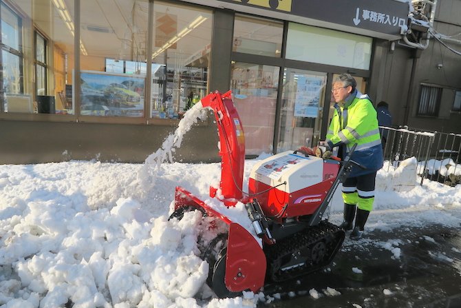 Curious編集室 カマド社長が三菱msr913なるエアロバスにちょっと近い型式の除雪機を実演販売中 あるいは雪国のディーラー経営者の疑似体験でしょうか かつて丘珠飛行場で活躍した日本内燃機くろがね除雪車も是非お願いします 本日の重点販売車種は