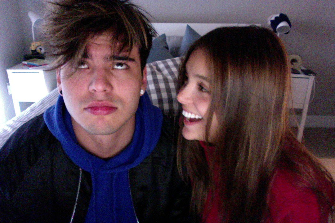 villalobossebas's tweet image. Alguien vino a visitarme y burlarse de mi cabello.