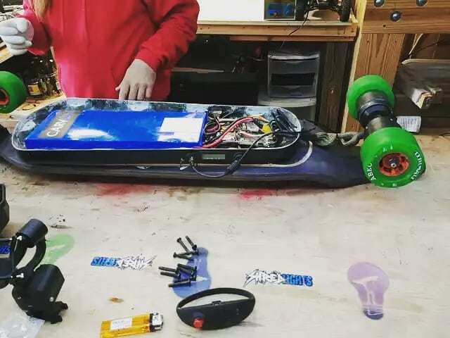 CarvonSkates's tweet photo. CARVON EVO under @longhairedboy expert hands. Got the photo from a link on reddit.
.
.
.
#carvon #carvonskates #getyourcarvon #evo #landyachtzlongboards #speed #2wd #directdrive #electricskateboard #electriclongboard #esk8 #esk8squad #electricvehicle #eb… https://t.co/AW11DChDXl https://t.co/aKHmBgya1d