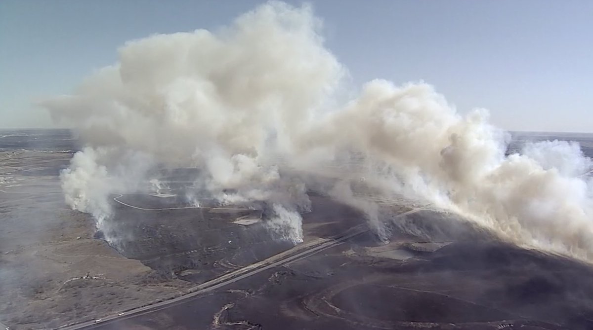 wfaa's tweet photo. Elementary school, homes evacuated under threat of massive grass fire in Parker County. More: https://t.co/tJvqD6HLfq https://t.co/oogQZLR0nY