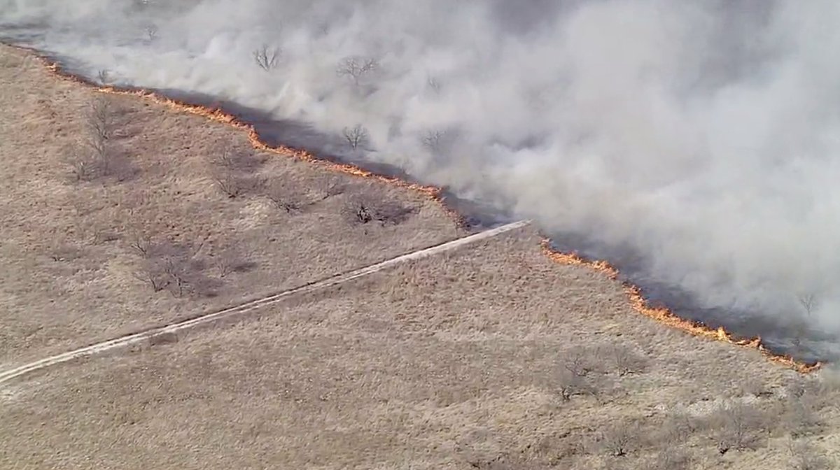 wfaa's tweet photo. Elementary school, homes evacuated under threat of massive grass fire in Parker County. More: https://t.co/tJvqD6HLfq https://t.co/oogQZLR0nY