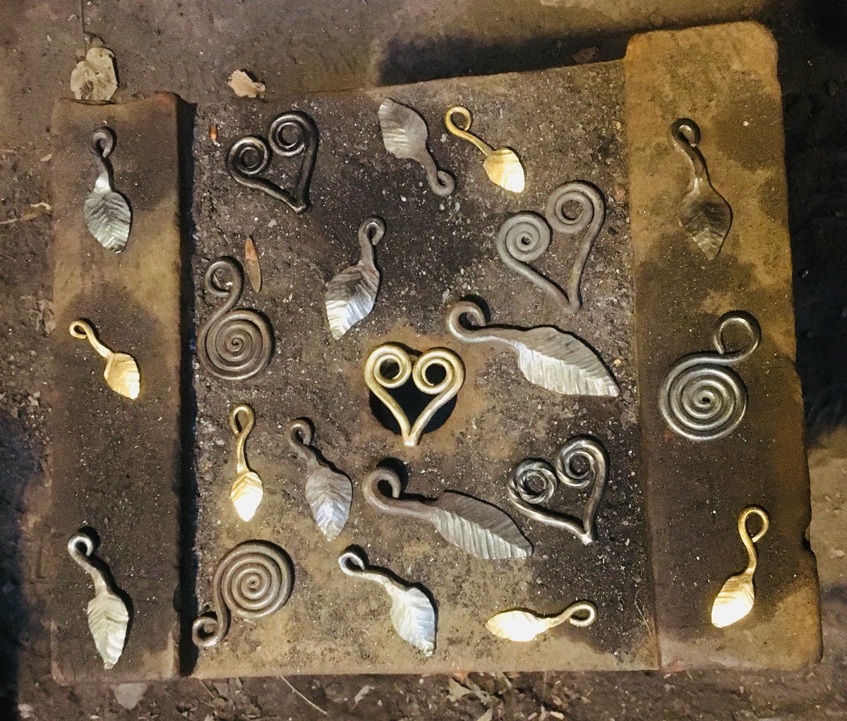 AmgueddfaLechi's tweet photo. Mae #DiwrnodSantesDwynwen a #Ffolant ar y gorwel! Beth am galon bach haearn neu deilen bach wedi ei wneud a llaw gan ein #Gof? // Thinking what to get for #StDwynwen's or #Valentine's Day? What about a unique iron #heart or leaf key-ring #handmade by our #Blacksmith! https://t.co/ayloKF6pal