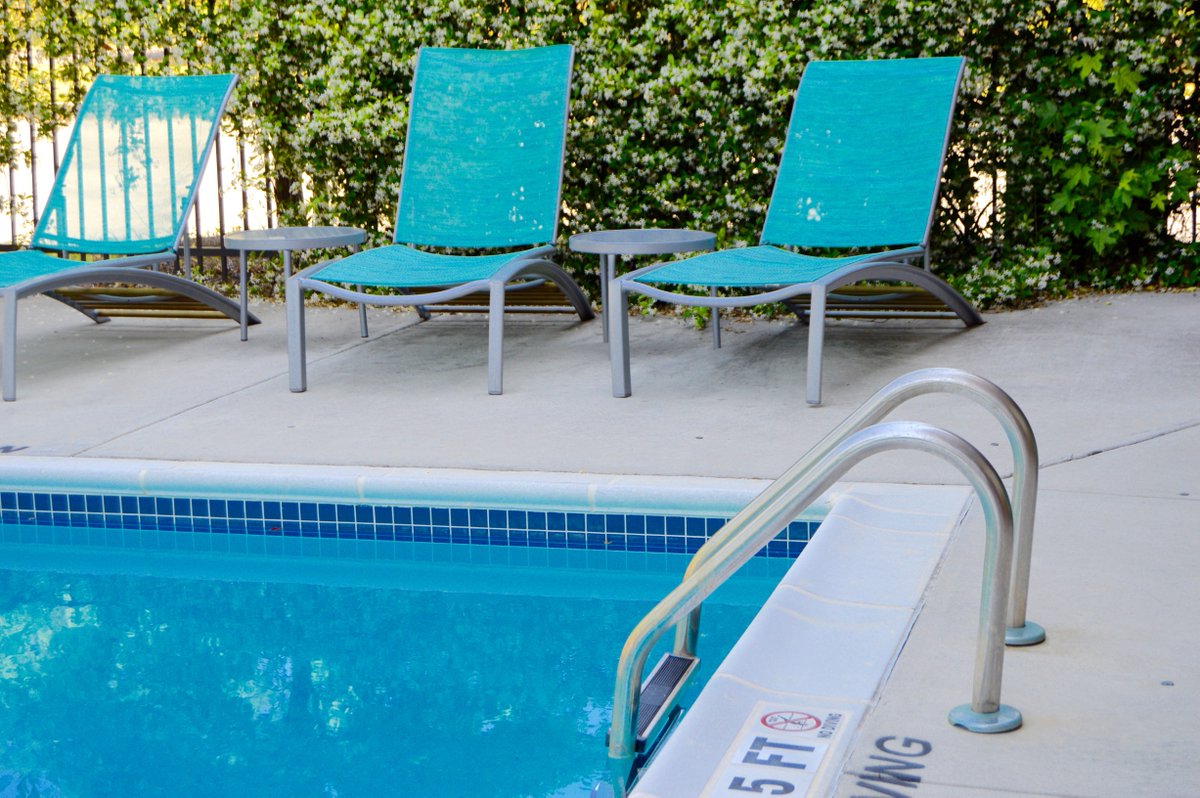 This past weekend has us dreaming of pool days on this cloudy Monday!! #summerwhereareyou #springhillsuites #athensga #hotel #hotelstay #marriott #marriottrewards #hotelpool
