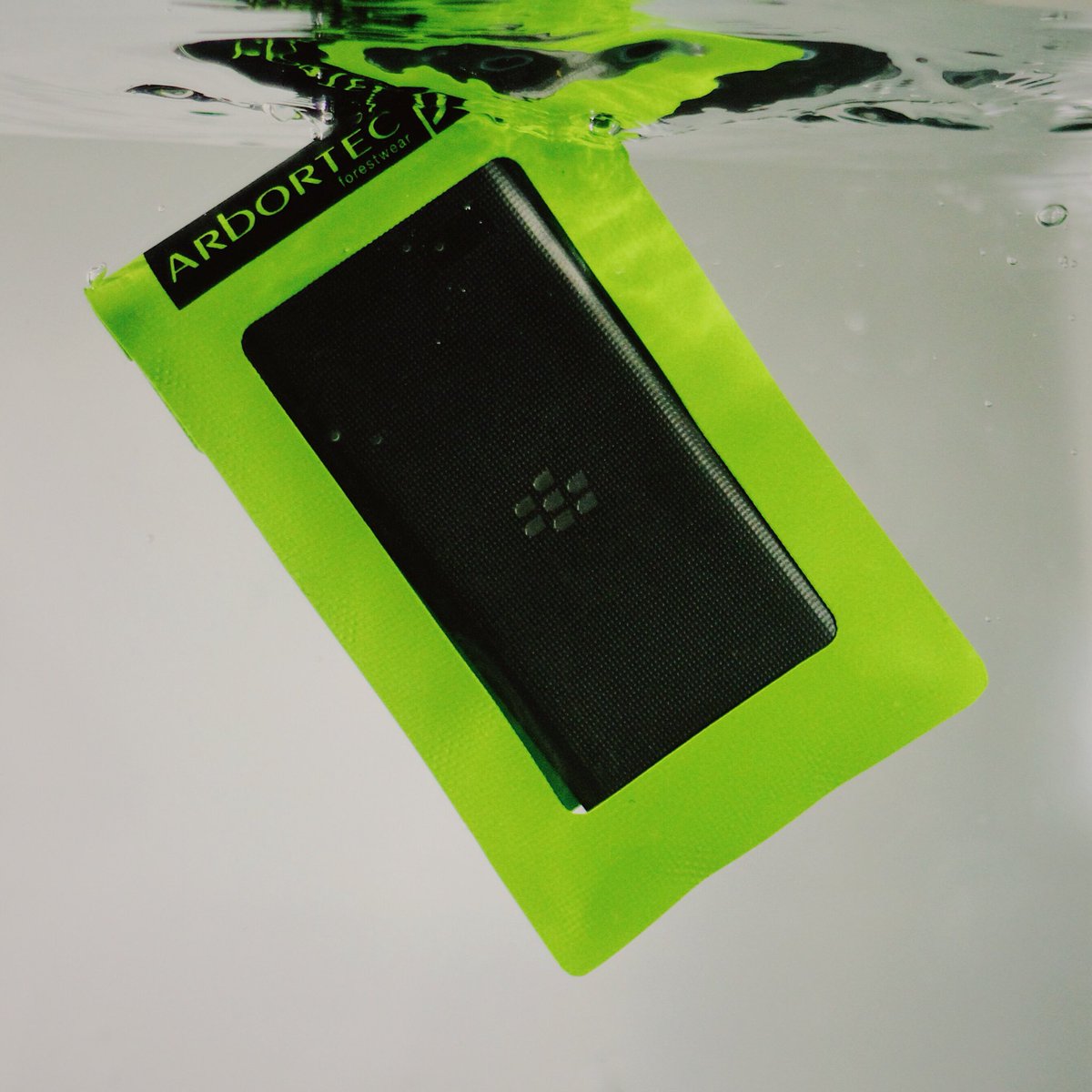 arbortecfw's tweet photo. And last but not least in our bag accessory range: 100% waterproof phone pouch. Keep em dry! ☔️📱#arbortec #drykit #arborist #waterproof #phone https://t.co/7CNZVAPtRm