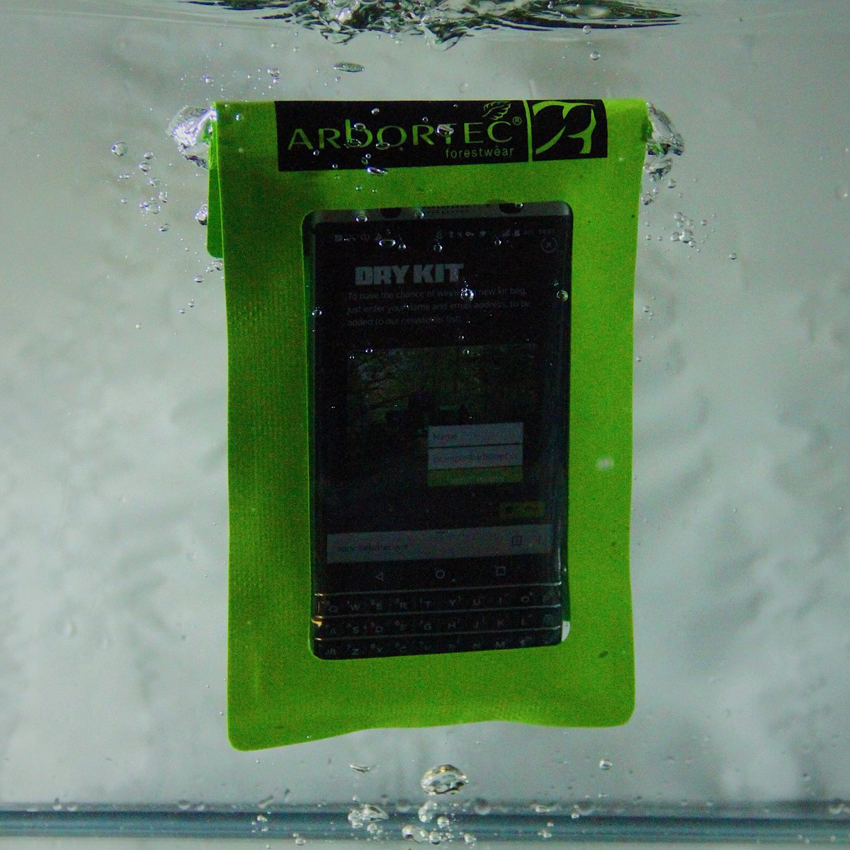 arbortecfw's tweet photo. And last but not least in our bag accessory range: 100% waterproof phone pouch. Keep em dry! ☔️📱#arbortec #drykit #arborist #waterproof #phone https://t.co/7CNZVAPtRm