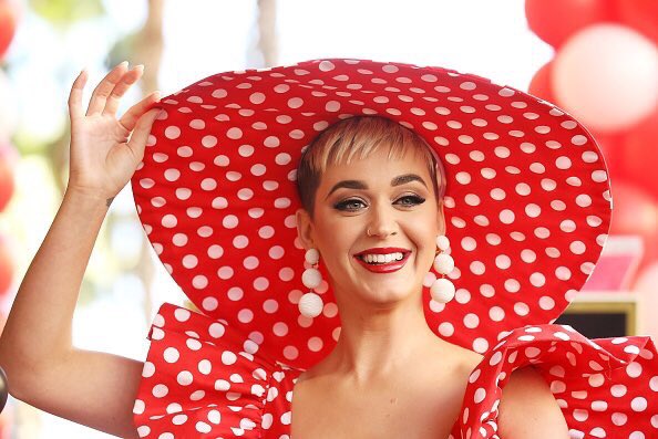 katyspics's tweet photo. #PHOTO | @katyperry at Minnie Mouse’s Hollywood Star Ceremony https://t.co/2isYeFfJqw