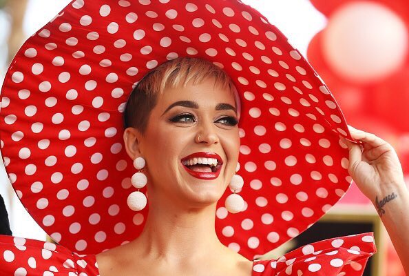 katyspics's tweet photo. #PHOTO | @katyperry at Minnie Mouse’s Hollywood Star Ceremony https://t.co/2isYeFfJqw