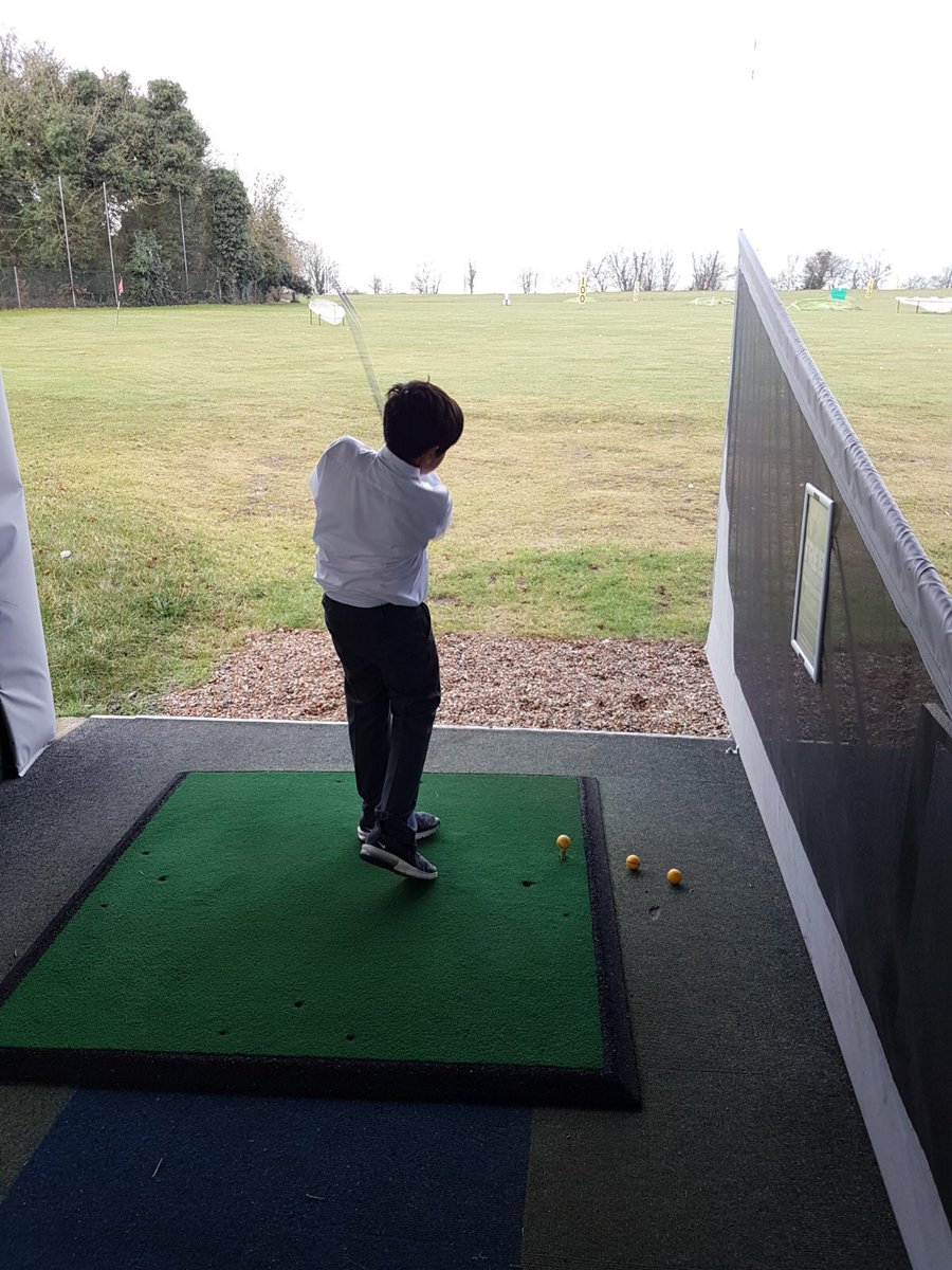 HomefieldSp0rt's tweet photo. Year 6 had great fun on the driving range at @theoaksgolf club in their PE lesson this morning! #teeshots https://t.co/NNcnIuzSuE