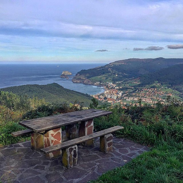 Vistas de Bakio desde el monte Jata, la mejor atalaya del municipio. Se asciende desde el robledal y la ermita románica de San Miguel. Hay que estar minimamente entrenado pero el esfuerzo vale sin duda la pena.
Foto de Gonzalo Iza flic.kr/p/zz32gS