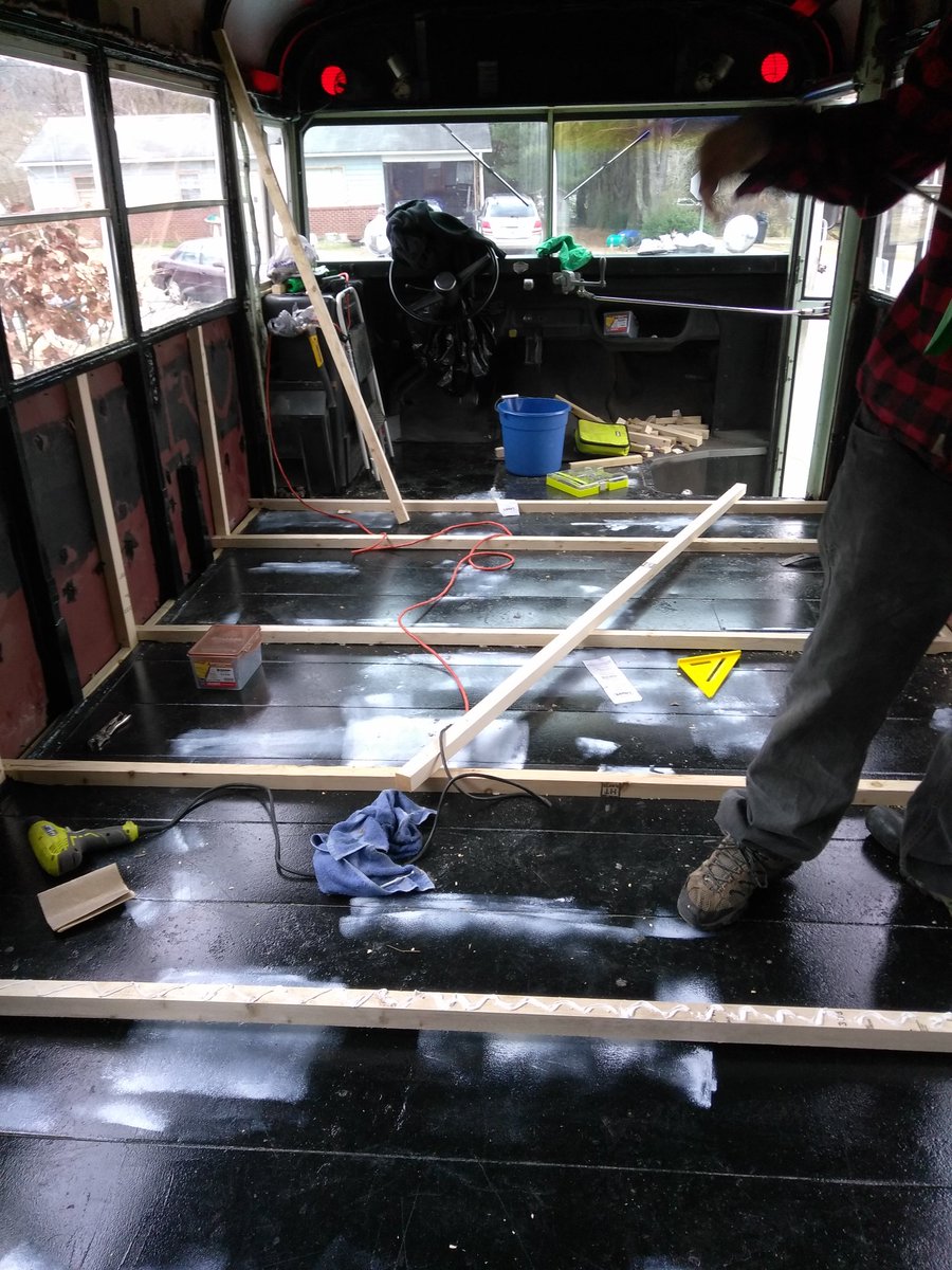 Aimasile's tweet image. Working on my bus again #skoolie #bushome