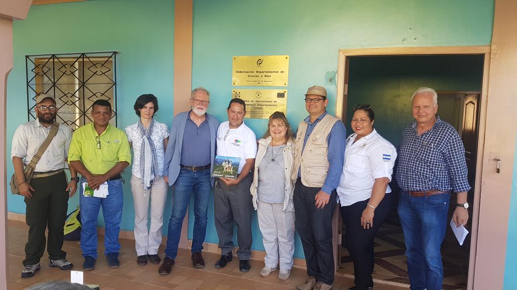 escoto_marlon's tweet photo. Acompañando a la cooperación alemana en gira a la Mosquitia. Ambiente, cambio climático, educación @JuanOrlandoH https://t.co/QYd7FgEg47