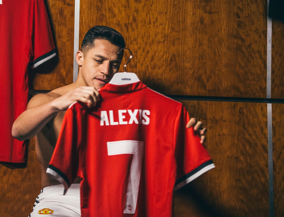 EHingant's tweet photo. Qui est Alexis Sanchez, la nouvelle recrue de Manchester United? Son histoire ➡ https://t.co/BS7j1pDZ9X (ma #traduction) https://t.co/964NsQiL42