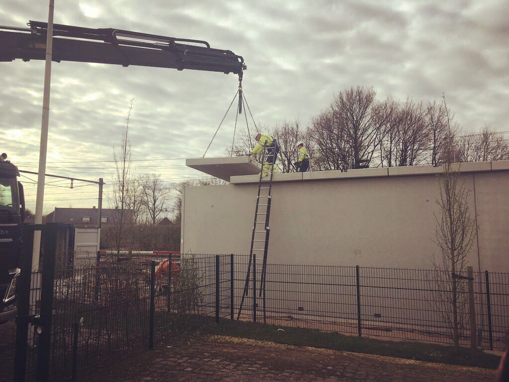 Goalkeeper_BV's tweet photo. Bijna alle relaishuizen zijn gebouwd, een mijlpaal voor project PVT Weert van @Verebus. Meer weten over onze samenwerking in 2018? https://t.co/CklCarq99v #projectbeheersing #mijlpalen #relaishuis #trein https://t.co/1i4k9fsBEI