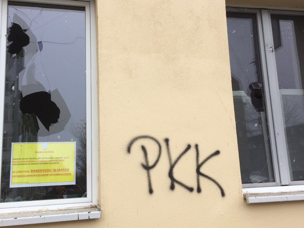Almanya'nın Leipzig kentinde PKK terör örgütünün mensupları bir camimize saldırıp duvarını kirletmiş. En büyük becerileri sivilleri katledip, kutsallara saldırmak.