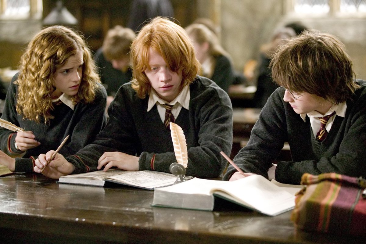 En un examen hay 3 tipos de personas:

- Los que son como Hermione que sacan un 9 y lloran.

- Los que son como Ron que sacan un 5 y se alegran.

- Los que son como Harry que sacan un 7 y se conforman.