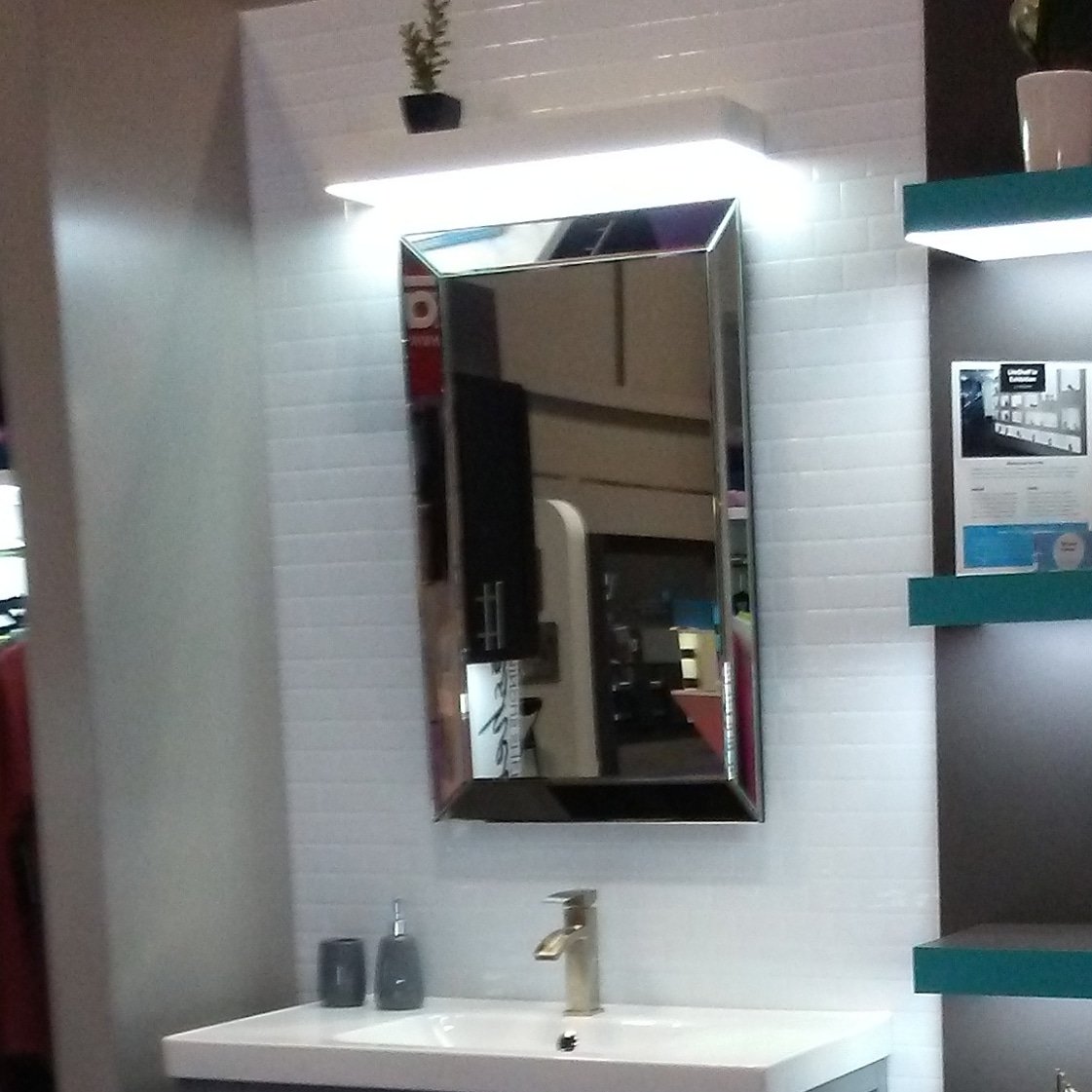 asterisk_lights's tweet photo. It's a #bathroom fixture! #LiteShelfFloating. Can be finished with any HPL (formica or wilsonart) to complete the #perfect #design.
#LiteShelf
#vanity
#light https://t.co/d2OomMBWbs
