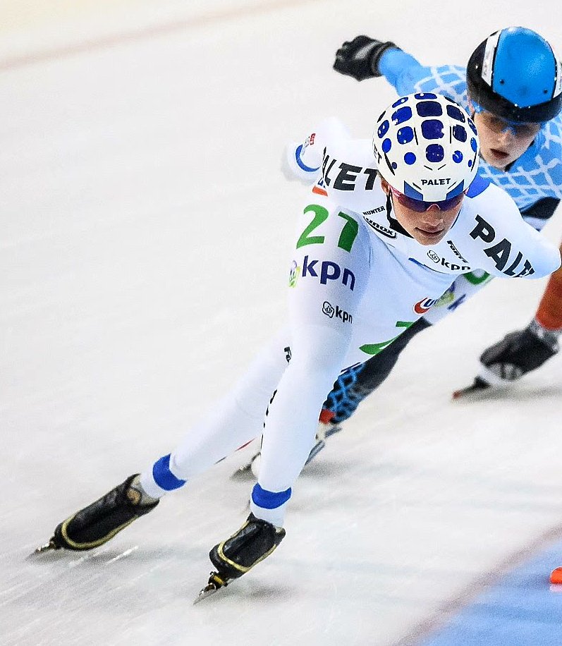 Afgelopen weekend reed <a href="/JadevanderMolen/">Jade van der Molen</a> ,leidster in het jongerenklassement van de KPN marathon Cup, met een nieuwe helm 😍 met dank aan #EvoHelmen <a href="/paletgenemuiden/">Palet Vastgoedonderhoud</a> en <a href="/PrestigeXLprint/">Prestige Reclame</a> #wittepak #bestejongere #marathonschaatsen #PaletLogo