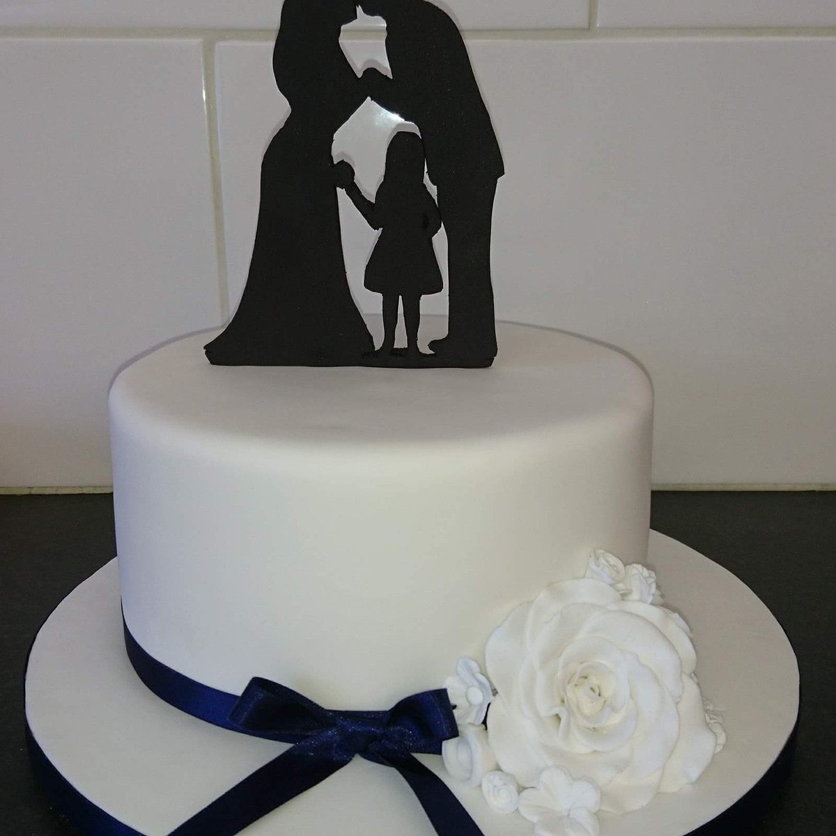 JennysCupcakes1's tweet photo. Single tier wedding cake #WeddingAwards #jennyscupcakeswexford #bringingithomeagain https://t.co/E8vJWR4oxd