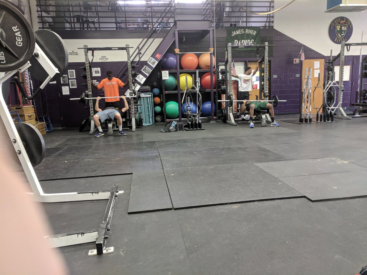 CoachBobby44's tweet photo. After a track meet at Liberty guys in here getting work day before another 2day meet. Man commitment is on the rise at James River. #NEWERA #THERIVER #Multisportathlete #Jamesrivertrack #JRFOOTBALL https://t.co/8K1I4LykMj