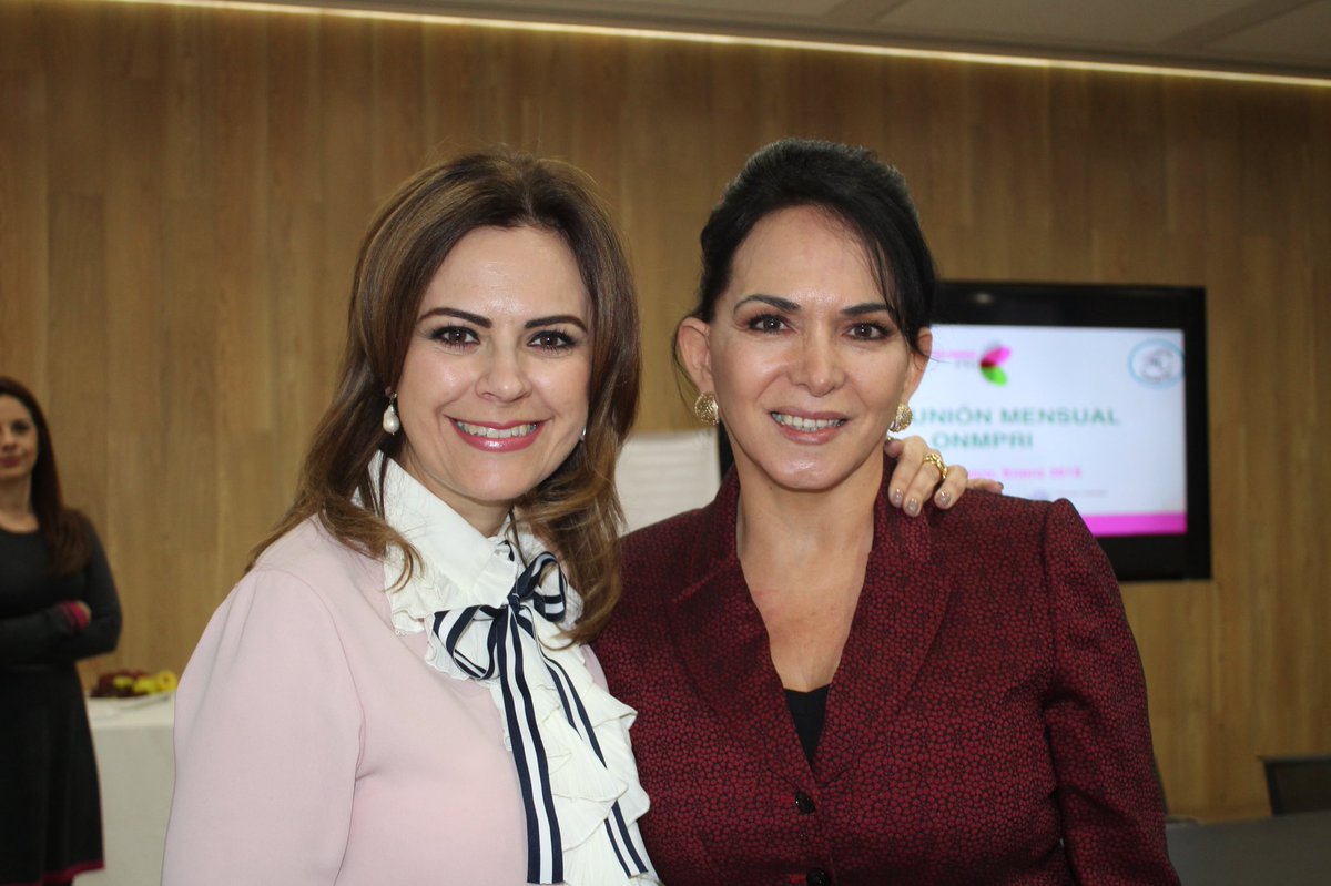 HildaFloresE's tweet photo. Con estrategias y acciones las mujeres #MujeresPRI, seguimos fortaleciendo a nuestro instituto político. Gracias por acompañarnos en nuestra #ReuniónMensual querida @ruizmassieu. Estamos listas para llegar a la victoria en el 2018. https://t.co/bIyvGxuFSu