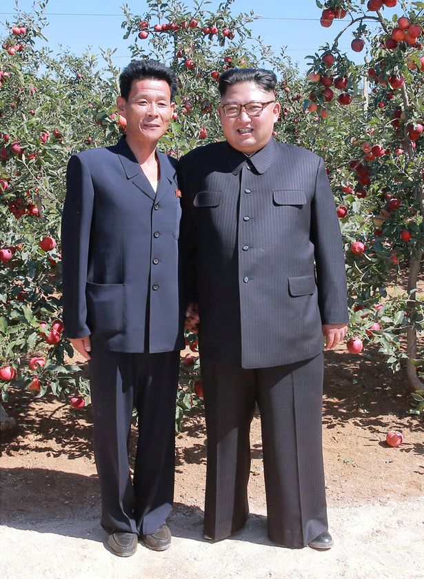 norcoreano's tweet photo. Echándome una foto con un fan que me ha parado en la calle. Dice: “Tengo el piso lleno de fotos tuyas y de tu padre“. Qué salao el graciosete. https://t.co/kErLcyVTVm