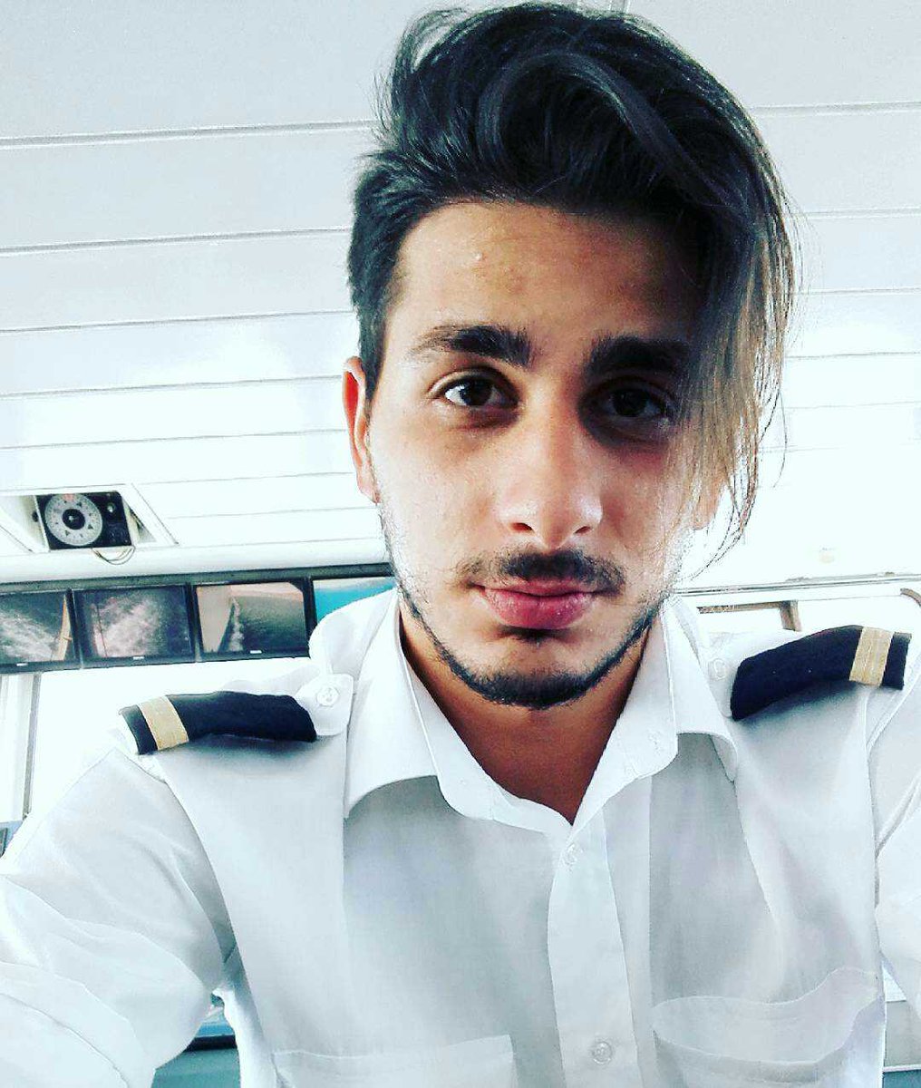 ArenaMaurizio93's tweet photo. Il #Mare incanta, il mare #uccide, commuove, spaventa, fa anche ridere, alle volte, #sparisce, ogni tanto, si traveste da lago, oppure costruisce tempeste, divora navi, regala richezze, non da’ risposte, è saggio, è dolce, è potente, è imprevedibile.Ma soprattutto:il mare #chiama https://t.co/Vy0FA300sZ