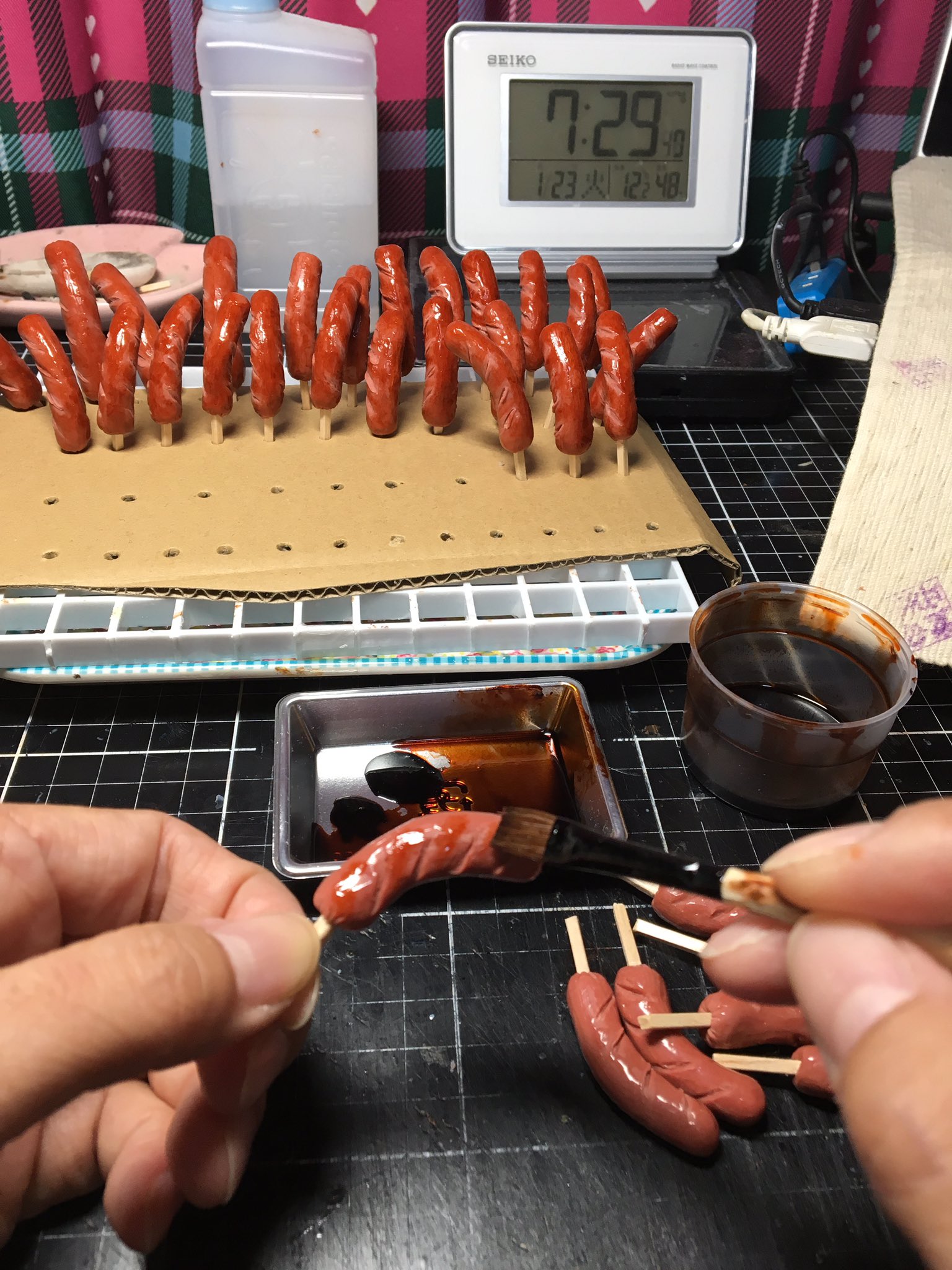 奇妙堂 姐御 偽食 焼きフランクフルトに焼き色塗装する為に 窓を開けてるのでサムサムになってます T T 皆さん おはようございます ﾉ 着る毛布とフカフカ上着で防寒してるけど 室温11度はツラい T T W 偽食 フェイクフード T