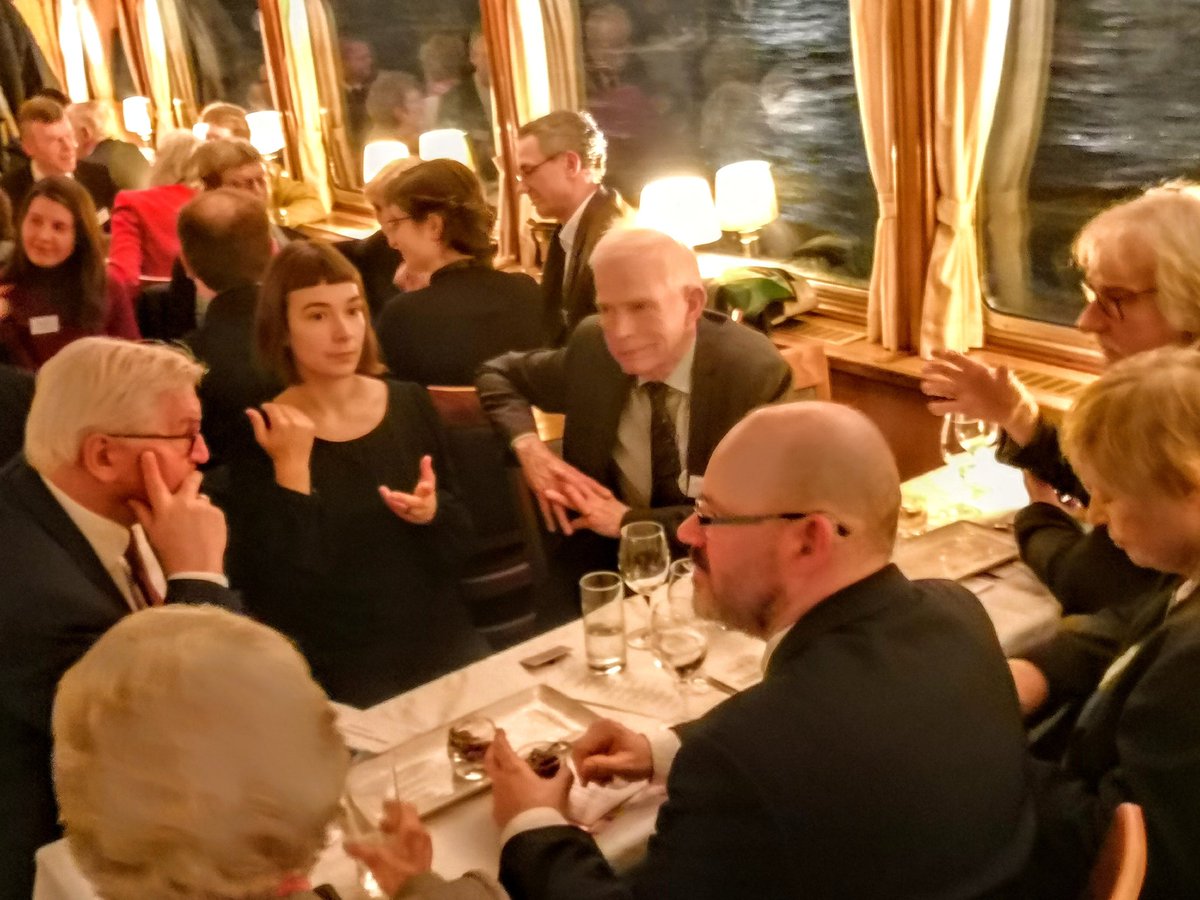 Im Gespräch mit #Bundespraesident #Steinmeier, natürlich mit #Gebärdensprach-Dolmetscherin. Wir sprechen/gebärden darüber, warum im deutschen Fernsehen fast keine #Gebaerdensprache zu sehen ist. Etwas, was man in anderen Ländern mehr beobachten kann und hierzulande fehlt.