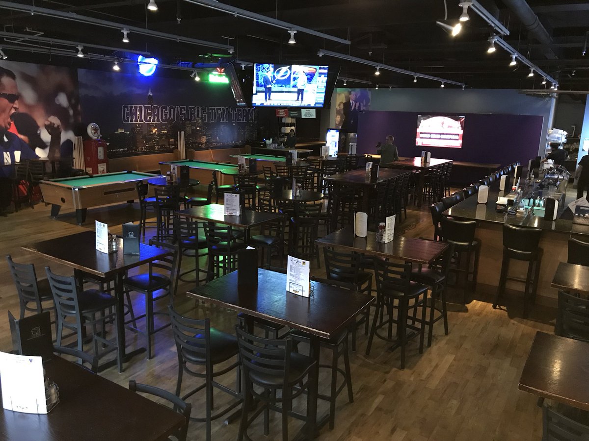 Bat17Evanston's tweet photo. Let’s do this. Dog House at BAT17 is now open! Come check out our new menu in the expansion space.
#bat17 #doghousebat17 #evanston #evanstoneats #hotdogs https://t.co/tb6gJoR3ea
