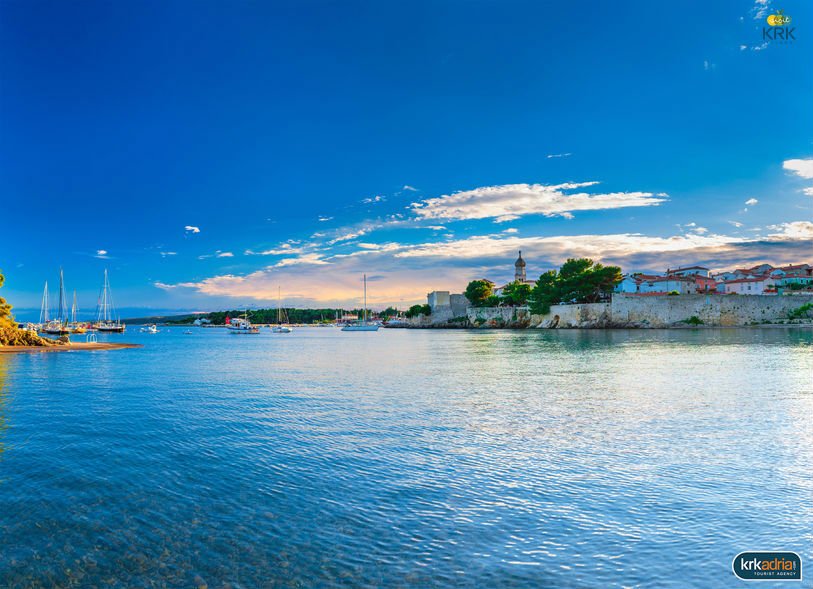 VisitKrk's tweet image. Evening view of the old town of Krk
#VisitKrk #KrkIsland