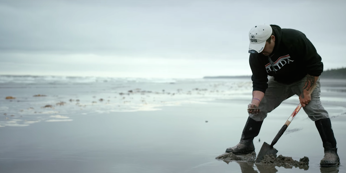 MT @AboriginalBC: Clam-digging has always been an important food-sourcing of the #Haida. Here Haida clam-digger Craig Bennett reflects on traditions of sustainable seafood harvesting passed down to him. WATCH: bit.ly/2DsHmt0#HaidaGwaii