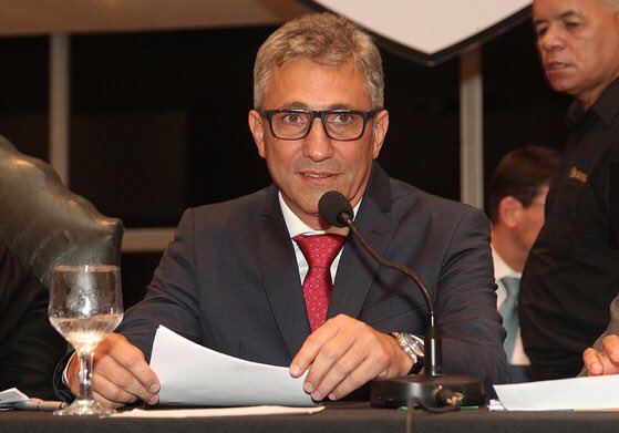 VascodaGama's tweet image. Empossado, presidente Alexandre Campello não esconde a emoção em seu discurso: “o que me move é o desejo de servir ao Vasco e fazer as mudanças que o clube precisa”.

📷: Paulo Fernandes/Vasco.com.br