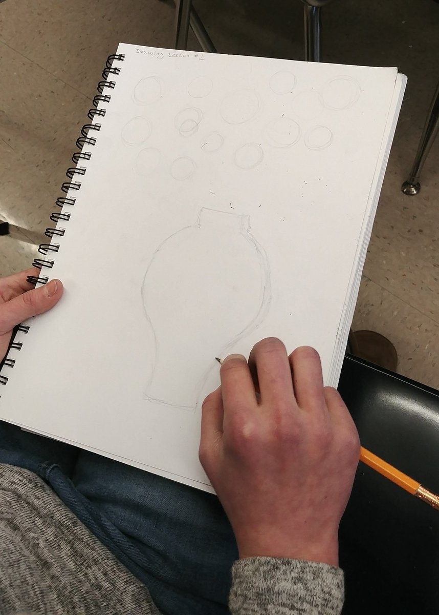 MWArtDept's tweet photo. Sketching and drawing at Merton Williams MS. We talked about how different ways to hold a pencil can effect lines and tones. #drawingrules https://t.co/tatK3HJqmc