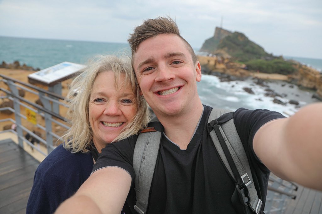 LoganDBeck's tweet image. It’s always fun to have my mom come to Taiwan! This was taken at Yeliou Geopark in Northern Taiwan. 很開心我的媽媽來台灣玩！我們昨天去野柳拍了這張照片！#Taiwan #Yeliu #台灣 #野柳