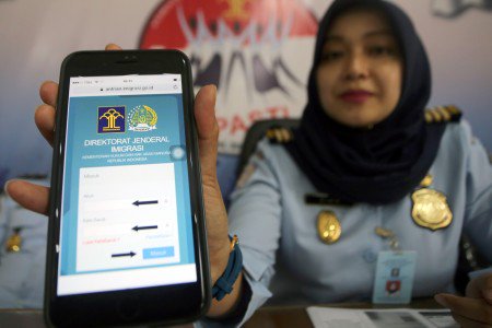 Metro_TV's tweet photo. [Popular] Pemohon Paspor Fiktif Diduga Calo https://t.co/zrs8FENTpT https://t.co/05VkaVqhuH