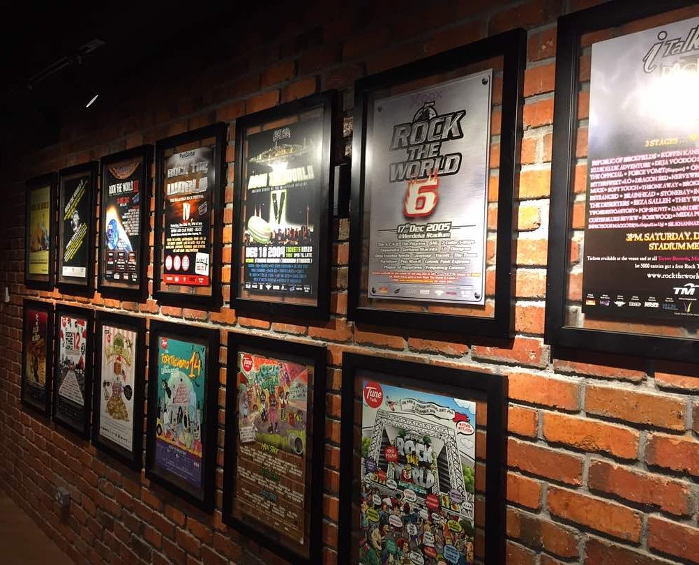 It's 2018! We can't wait to have our 18th RTW frame on our wall! Siapa yang masih ada ticket or poster RTW yang lepas lepas angkat tangan! 🙋